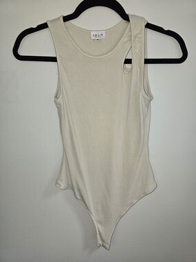 Le Lis Ivory Ribbed One-Shoulder Bodysuit Small